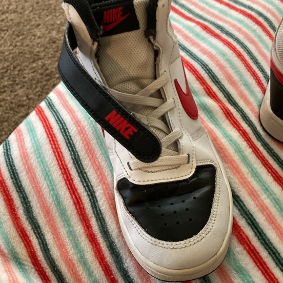 Like new Nike Shoes (all day play ) Size 2.5 y Court Borough Mid 2 for kids . - Picture 6 of 10